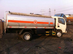 专业转让各类油罐车与背罐车，满足不同运输需求