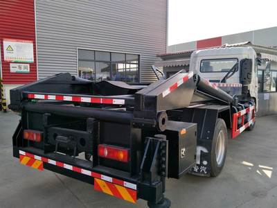 陕汽德龙背罐车 高效运输与安全作业的坚实伙伴