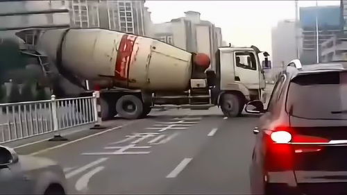 任性变道惹祸端，后车司机苦不堪言